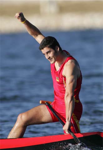 David Cal celebra su segundo puesto en la final de C-1 en 500 metros en Atenas.