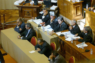 Vista del juicio al ex juez Estevill: banquillo de los acusados en primera fila y abogados defensores detrás.
