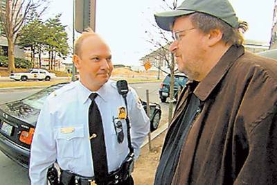 Imagen del filme dirigido por Michael Moore  Fahrenheit 911. 