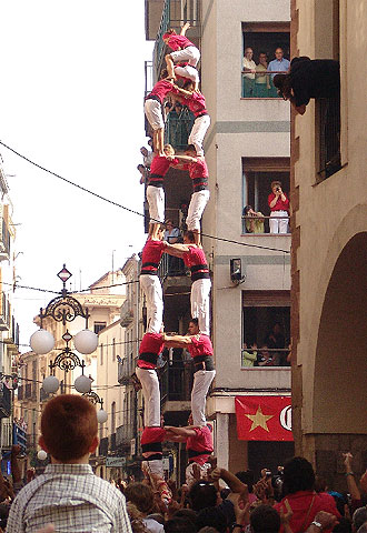 La  colla  Joves en el momento de coronar el  dos de vuit. 