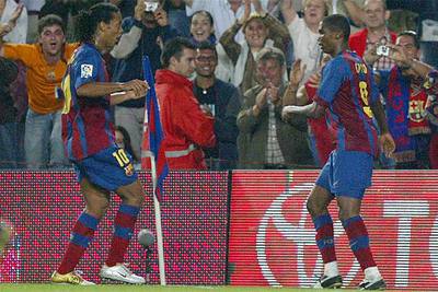 Eto'o y Ronaldinho celebran con un baile el gol del camerunés, el primero del Barça.