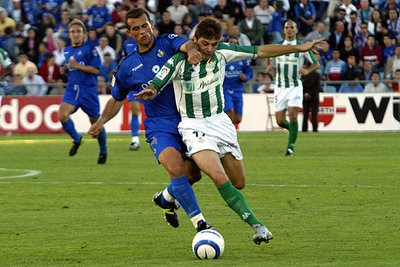 Joaquín trata de escapar del marcaje de Amaya.