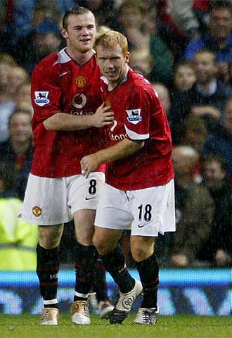 Scholes felicita a Rooney tras su gol.