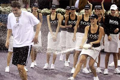 Una recogepelotas riega con cava a Safin tras su triunfo.