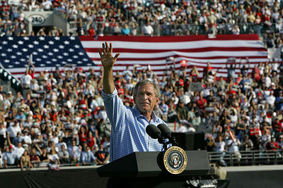 Bush saluda a sus seguidores durante un mitin en Jacksonville, en el Estado de Florida.