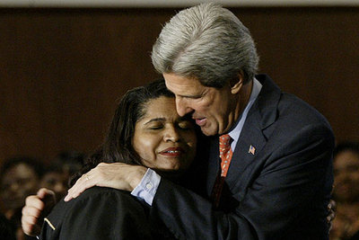 Kerry abraza a una mujer sacerdote tras un servicio religioso celebrado ayer en Florida.