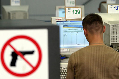 Un funcionario de la OSCE, durante el recuento de votos en la sede de la organización en Pristina.