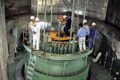 Varios técnicos realizan comprobaciones el pasado mes de agosto en la central de Busher, al suroeste de Teherán.