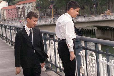 Alí Abbas (a la derecha), de 13 años, y su amigo Ahmed Farzan, en Bilbao.