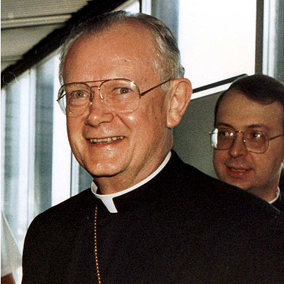 El cardenal James Hickey.