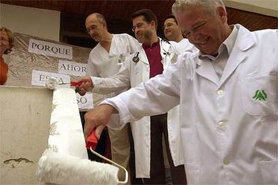 Protesta con pintura en un centro de salud de Arcos