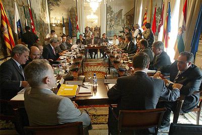 Representantes del Gobierno y de las comunidades en una reunión preparatoria de la Conferencia.