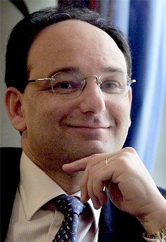 Peter Caruana, ministro principal de Gibraltar.