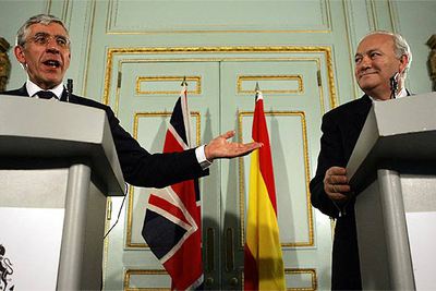 El ministro de Asuntos Exteriores, Miguel Ángel Moratinos (derecha), y su homólogo británico, Jack Straw, el pasado mayo.