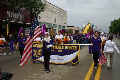 Árabes de Estados Unidos celebran la festividad de  Memorial Day  en una calle de Dearborn.