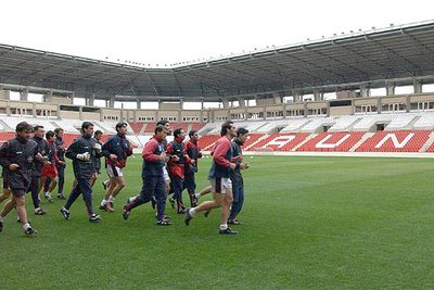 Los jugadores del Logroñés, en 2002, en su primer entrenamiento en el nuevo estadio de Las Gaunas.