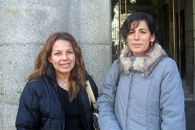 Patricia y Katia, inmigrantes peruanas llegadas recientemente a España, ayer por la mañana en Madrid, tras realizar los trámites para su empadronamiento.