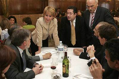 Aguirre conversa con varios comensales junto al ex alcalde de Alcorcón Pablo Zúñiga (en el centro) y al portavoz del PP en Alcorcón, Fernando Díaz.