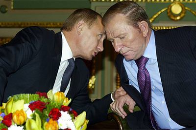 Vladímir Putin charlaba ayer en Kiev con el presidente de Ucrania, Leonid Kuchma.