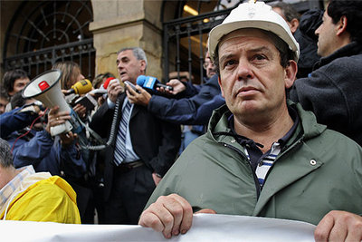 El alcalde de Sestao, el peneuvista Alberto Lozano, se dirige a los trabajadores de La Naval durante su concentración ante la casa consistorial.