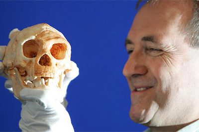 El profesor Chris Stringer, ayer al presentar en Londres un cráneo que se atribuye al  Homo floresiensis .