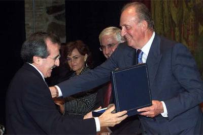 El Rey entrega el Premio de la Real Fundación de Toledo al rector de la Universidad de Alcalá de Henares, Virgilio Zapatero.