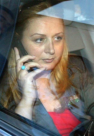 Suha, esposa de Arafat, ayer a su entrada en Israel a través de Jordania.