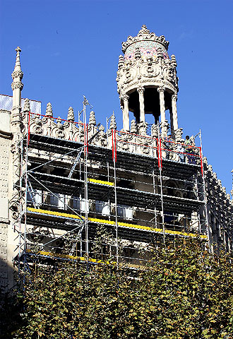 La casa Lleó Morera, en obras para limpiar la fachada