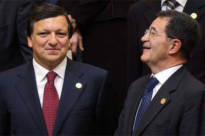 El presidente de la Comisión Europea, Romano Prodi (derecha), con su sucesor, José Manuel Durão Barroso.rnrn  AP