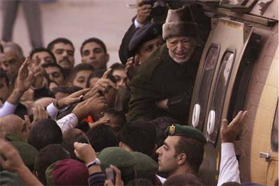 Yasir Arafat se despide de sus colaboradores antes de viajar en helicóptero hacia Ammán, desde donde voló a París.