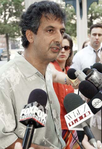 El cómico Ray Hanania, en un encuentro con la prensa en 2002.