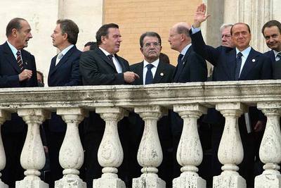 De izquierda a derecha, Jacques Chirac (Francia), Tony Blair (Reino Unido), Gerhard Schröder (Alemania), Romano Prodi (Comisión Europea), Simeón de Sajonia-Coburgo (Bulgaria), Silvio Berlusconi (Italia) y José Luis Rodríguez Zapatero (España), en el balcón del palacio de Campidoglio de Roma.