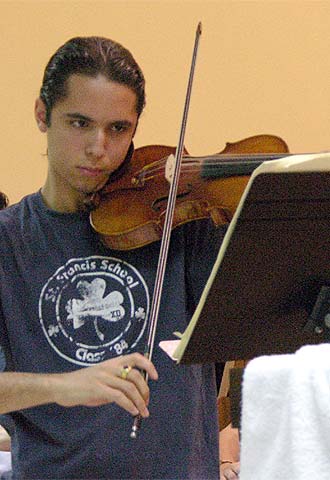 Jesús Reina, tocando un Stradivarius durante la grabación del disco de Jesús de Monasterio.