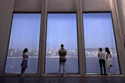 Vista desde el interior de la Domus-Museo del Hombre, inaugurada en abril de 1995 en un  edificio situado en el Paseo Marítimo de Riazor, en A Coruña.