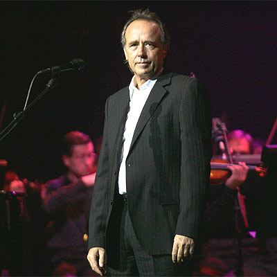 Serrat, durante el concierto que ofreció en Madrid el pasado día 26.