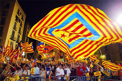 Los aficionados hacen ondear la  senyera  y vitorean a los ganadores del Mundial B de hockey sobre patines, el pasado lunes en la plaza de Sant Jaume.