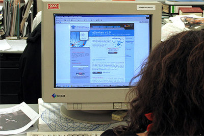 Una usuaria de Internet visita la  web  de eDonkey.