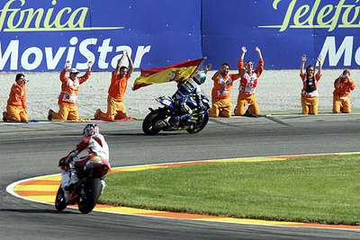 Los triunfos de Pedrosa y Barberá en Cheste cierran el mejor año del motociclismo español
