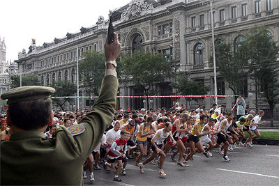 Un oficial del Ejército de Tierra da la salida a los corredores en la calle de Alcalá.