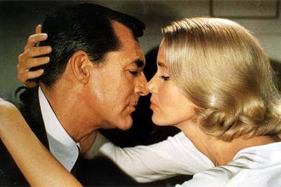 Cary Grant, junto a Eva Marie Saint, en la película  Con la muerte en los talones,  de Alfred Hitchcock.
