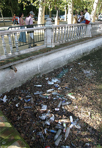 Basura en los canales de Plaza de España