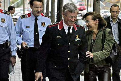 Joan Unió, mayor de los Mossos, ayer junto a la consejera de Interior, Montserrat Tura.