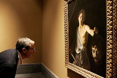 Un visitante observa el  David con la cabeza de Goliath  (1609-1610), de Caravaggio.