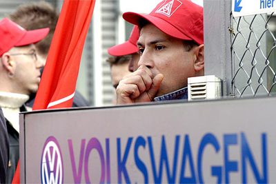 Un empleado de Volkswagen, a las puertas de la factoría de Braunschweig, al norte de Alemania.
