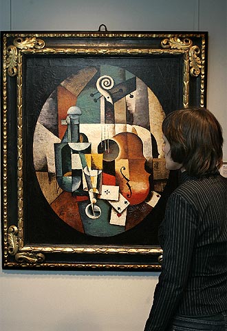 Un visitante ante  Nature morte au violon,  de Liubov Popova.