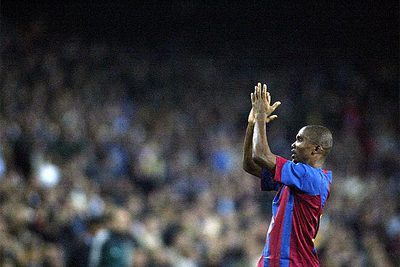 Eto'o aplaude al público tras conseguir su gol.