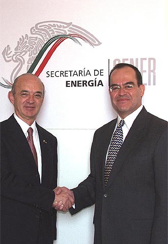 El ministro de Energía, Fernando Elizondo, y  Luis Ramírez Corzo.