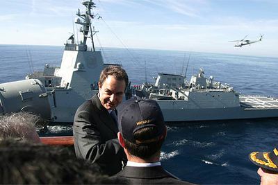 El presidente del Gobierno, José Luis Rodríguez Zapatero, durante su estancia en el portaaviones  Príncipe de Asturias. 
