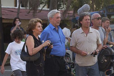 El escritor Mario Vargas Llosa, entre su esposa, Patricia Llosa, y el director Luis Llosa, en el rodaje de  La fiesta del Chivo   en Santo Domingo .