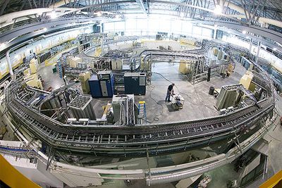 El nuevo sincrotrón canadiense que acaba de estrenarse en la Universidad de Saskatchewan.rnrnJ. Cutler, director de investigación del CLS.